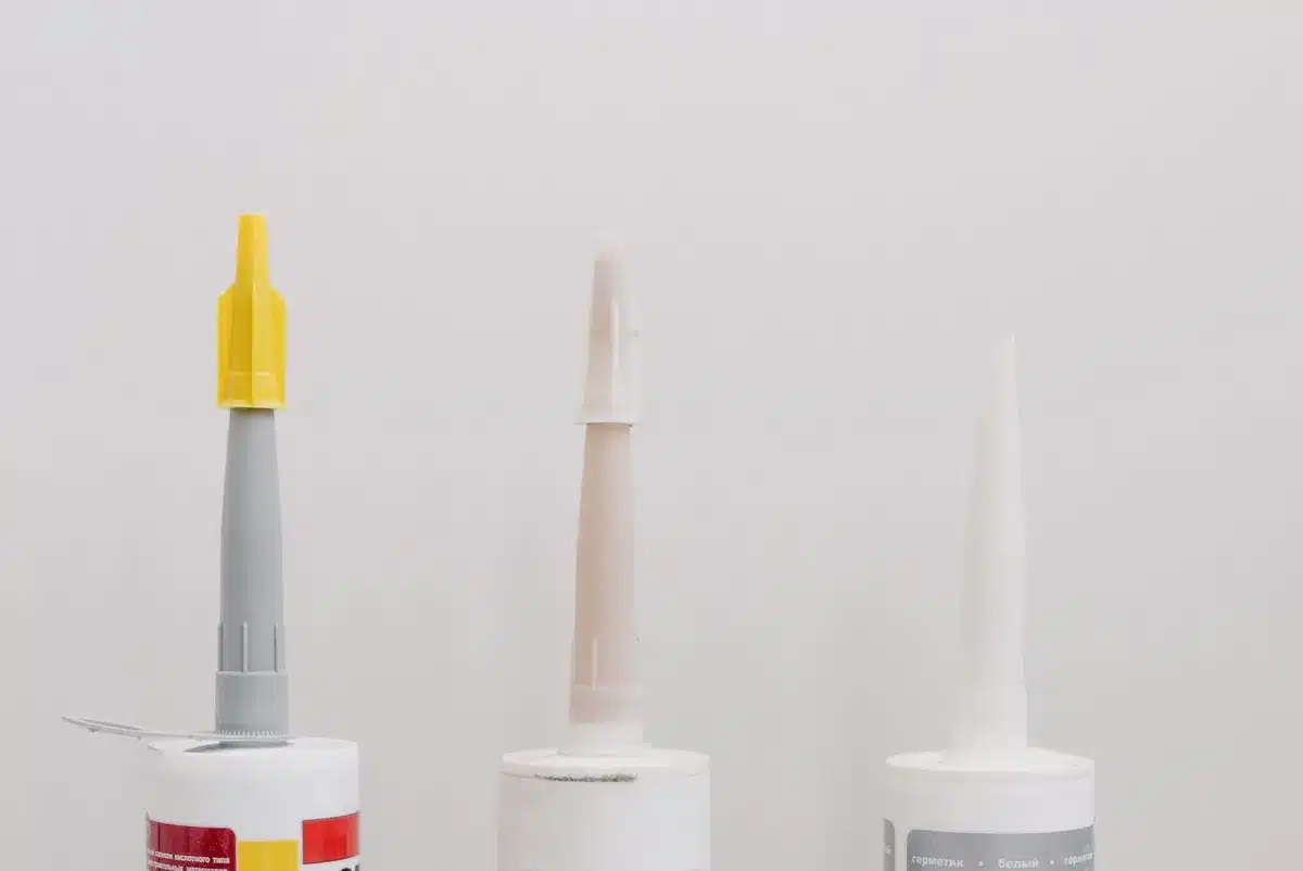 Comparaison d'une cartouche standard et d'une poche de mastic côte à côte