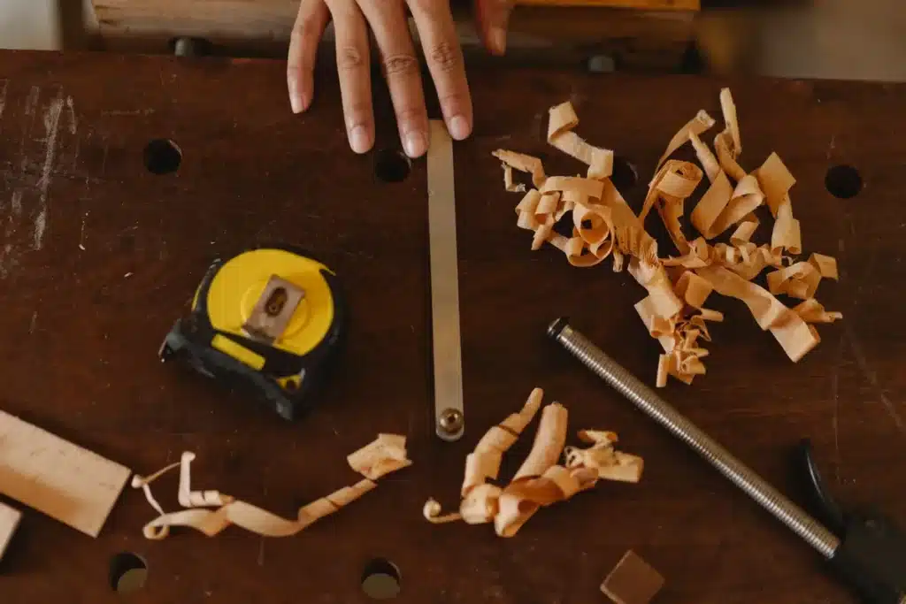 Rail de guidage en atelier avec accessoire de coupe aligné pour une découpe précise