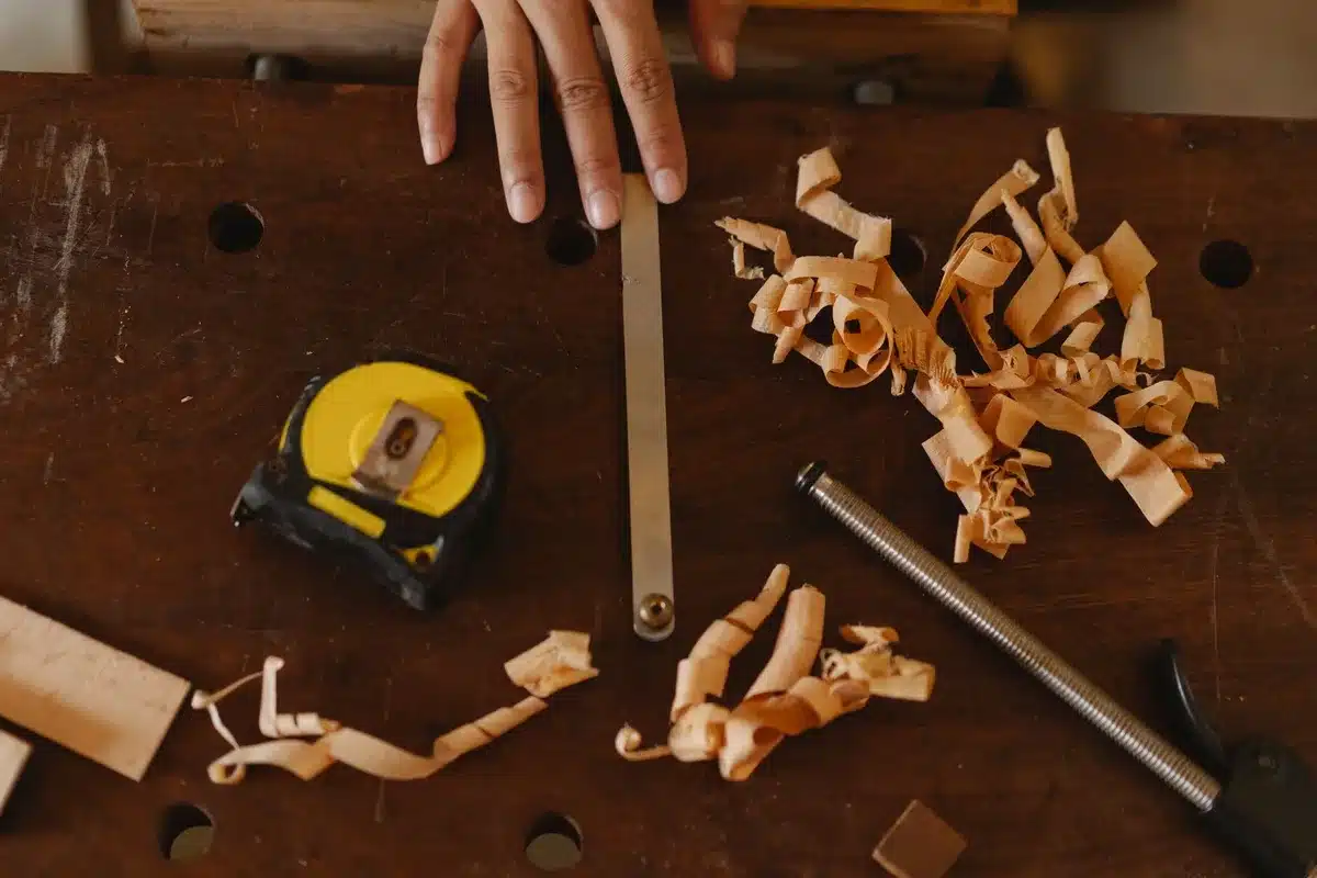 Rail de guidage en atelier avec accessoire de coupe aligné pour une découpe précise