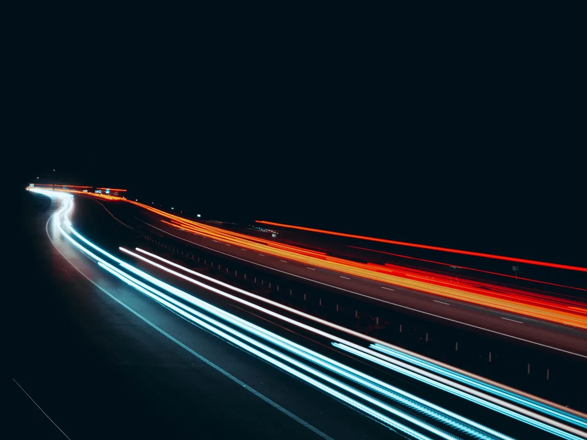 Voiture électrique circulant sur autoroute à vitesse soutenue