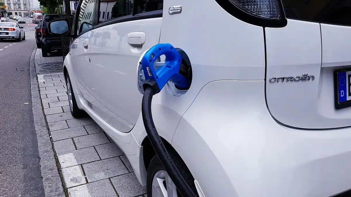 Câble de recharge branché sur une voiture électrique à domicile