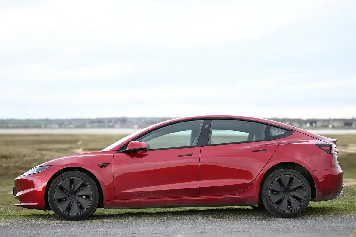 Différents types de bornes de recharge posées près d'un véhicule électrique