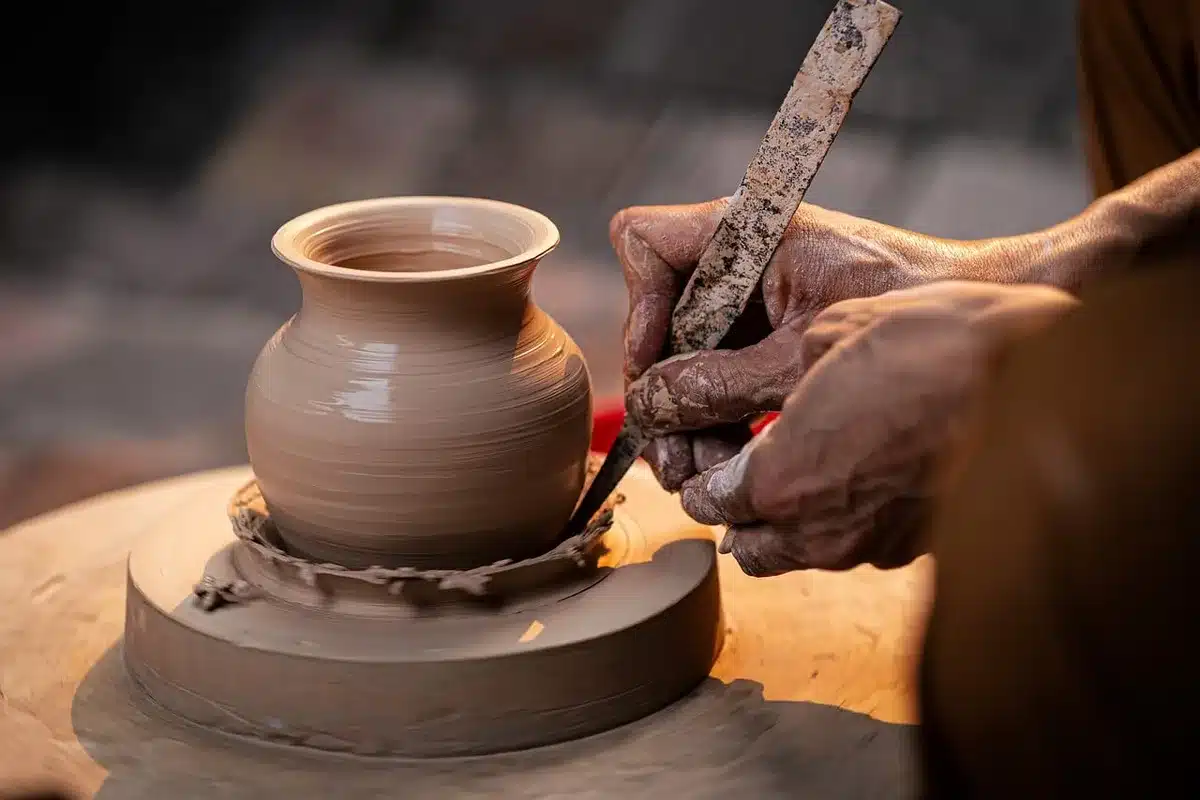 Ponceuse en action sur panneau MDF dans un atelier bien éclairé