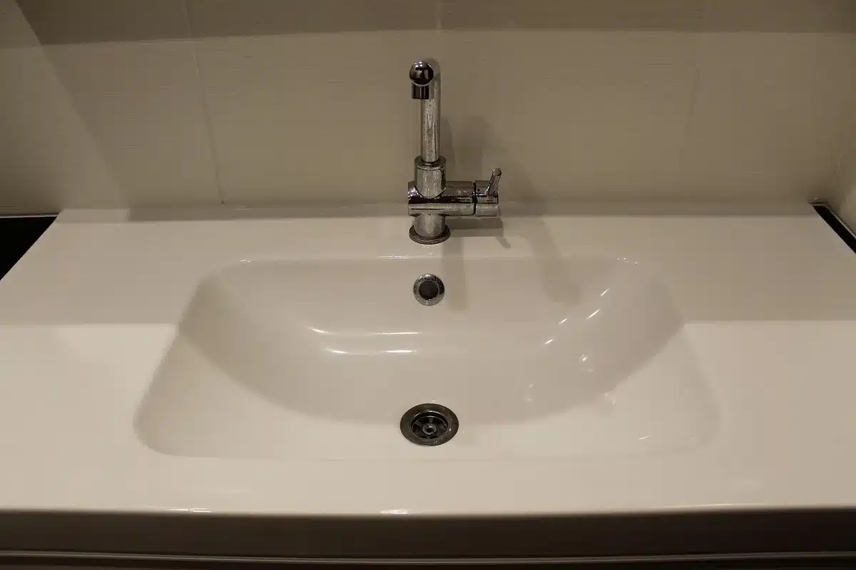 Famille utilisant plusieurs points d'eau chauds simultanément