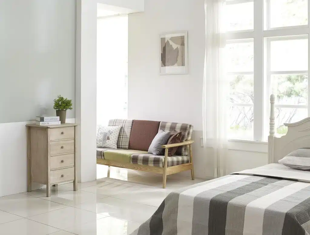 Lattes de sommier en bois et main testant la fermeté d'un matelas