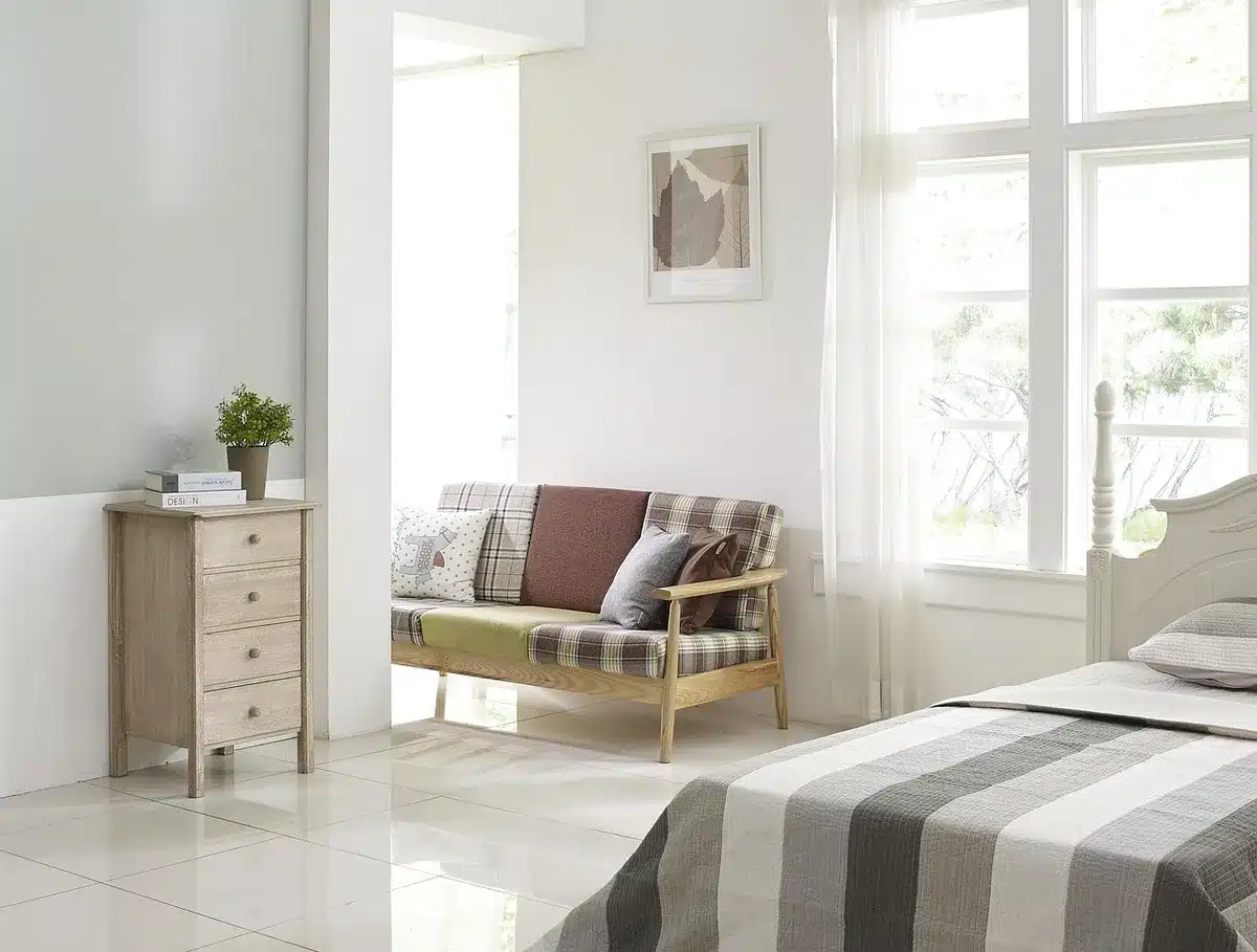 Lattes de sommier en bois et main testant la fermeté d'un matelas