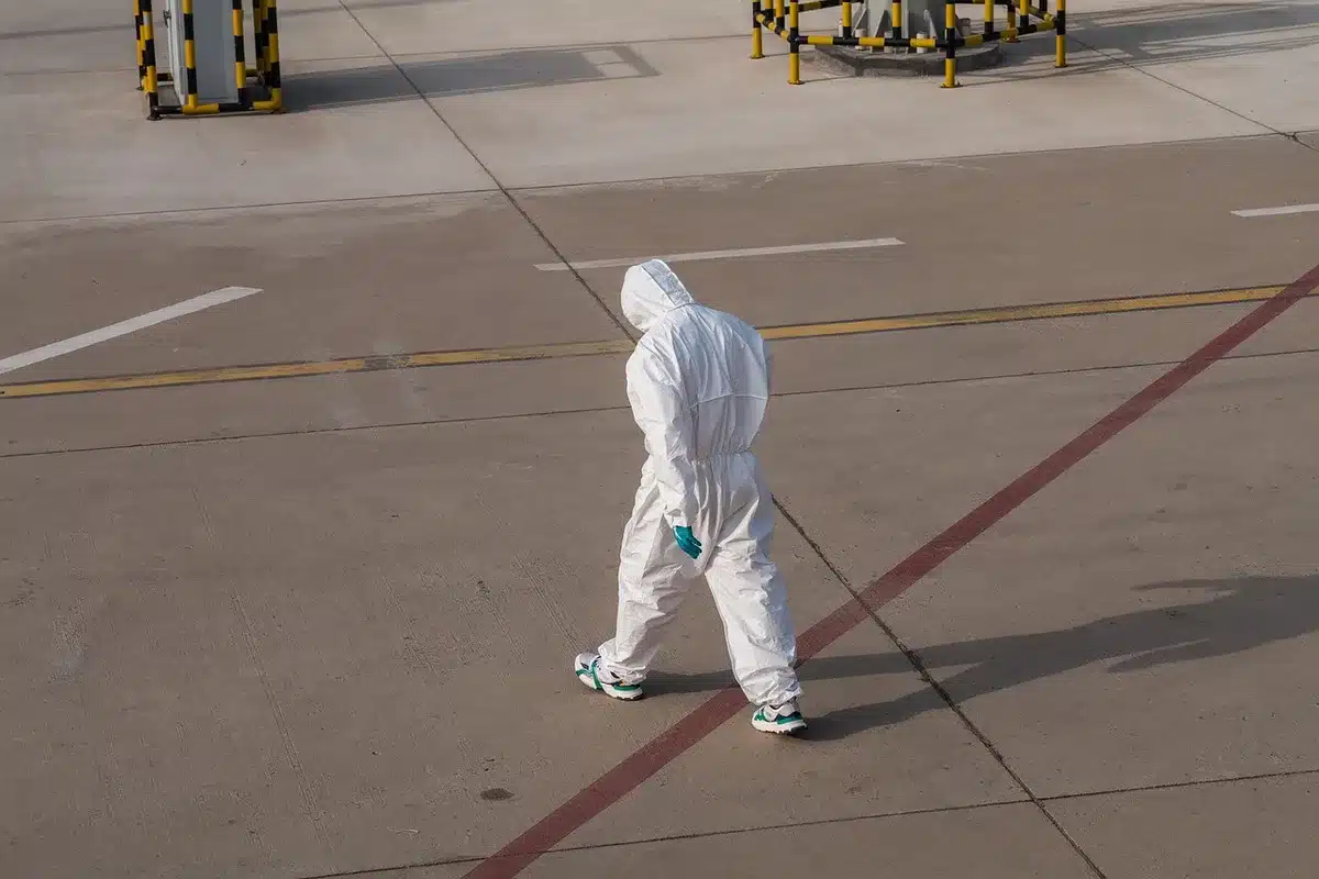 Équipements de protection individuelle : gants, lunettes, masque et protection auditive sur chantier