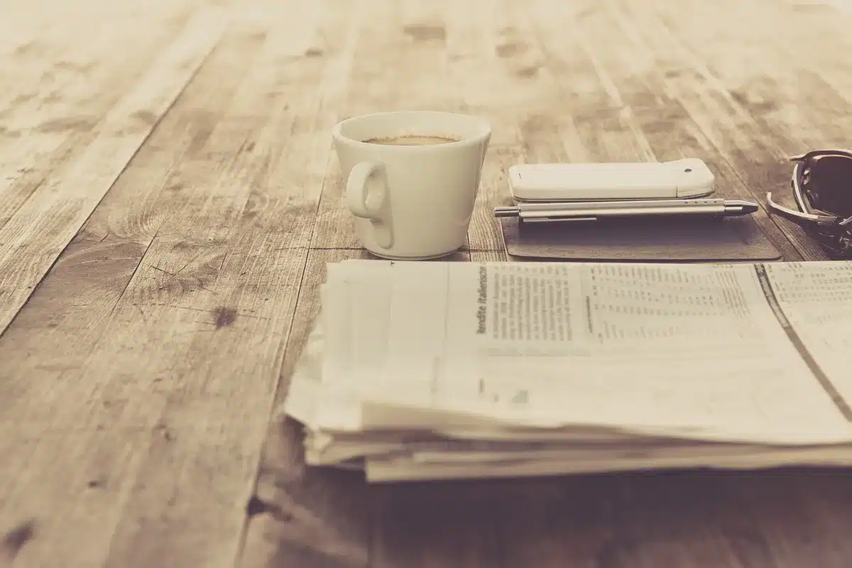 Personne lisant attentivement un contrat d'assurance emprunteur à une table