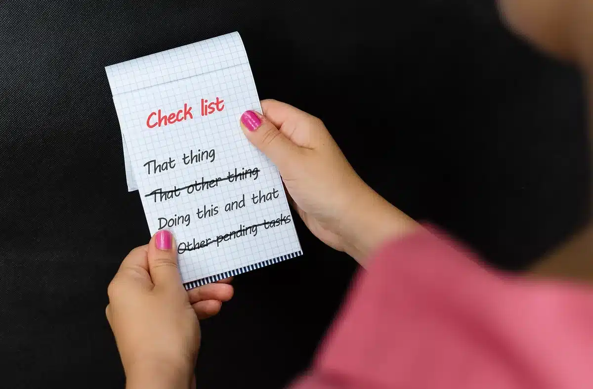 Pile de propositions d'assurance et une checklist pour vérifier les garanties