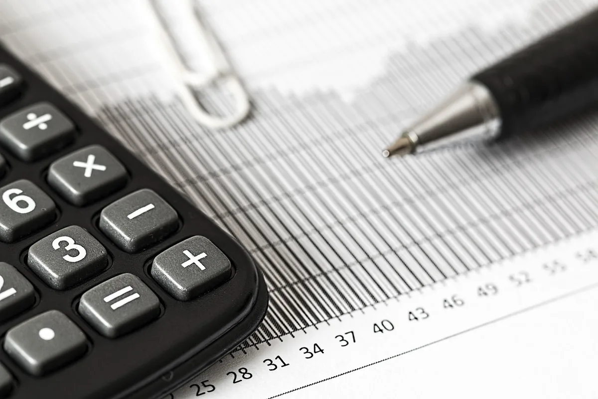 Documents financiers et calculatrice sur une table illustrant l'analyse de dossier