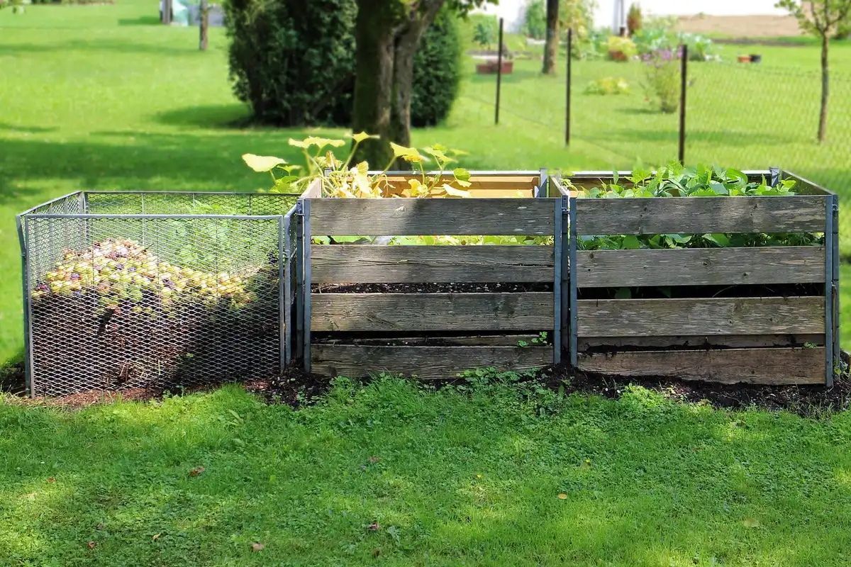 Tas de compost actif avec matière organique en décomposition