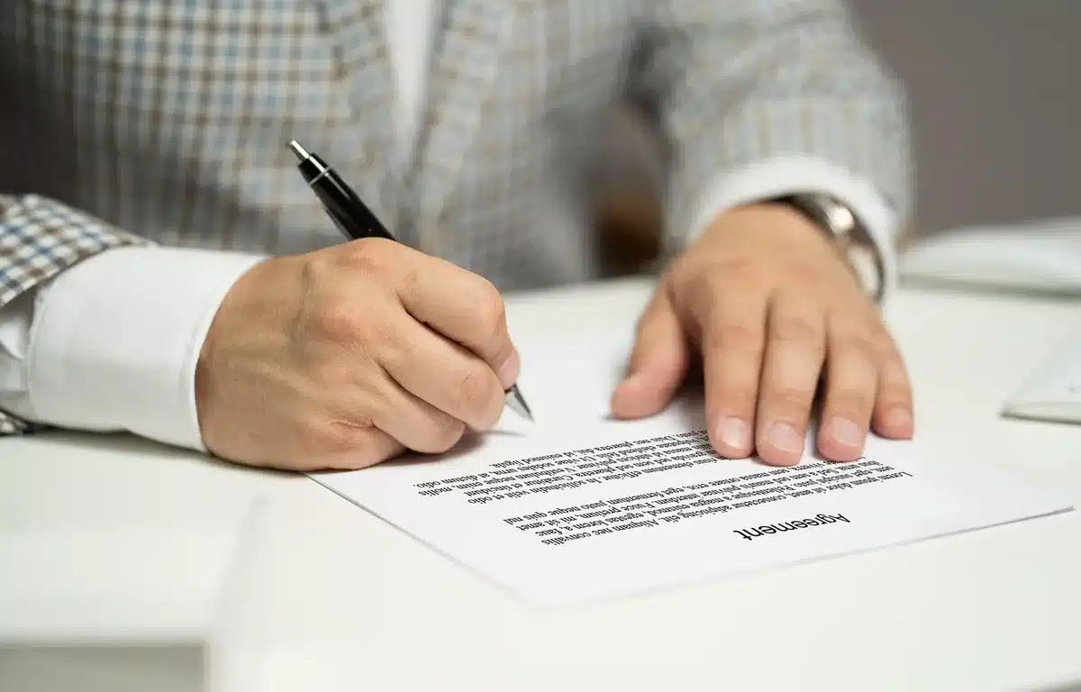Contrat de travail et documents montrant stabilité professionnelle