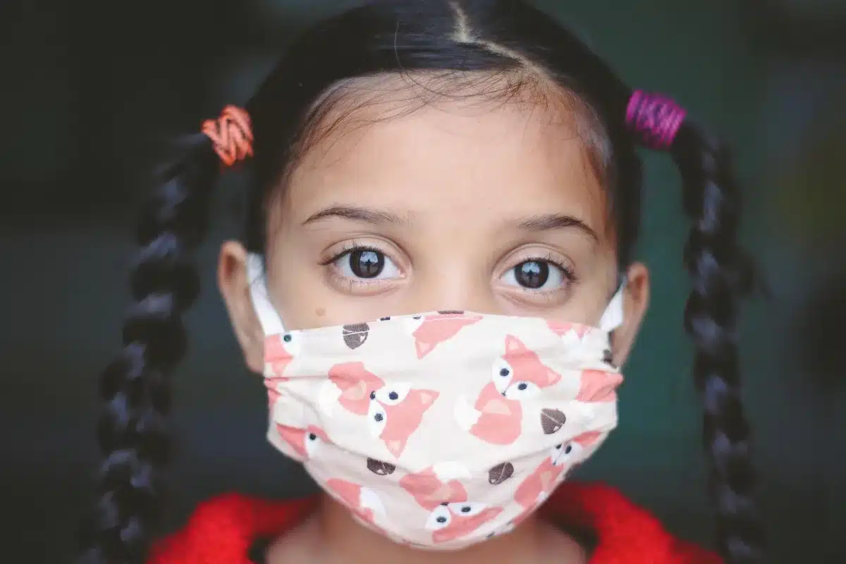 Travailleur portant un masque de protection respiratoire sur un chantier poussiéreux