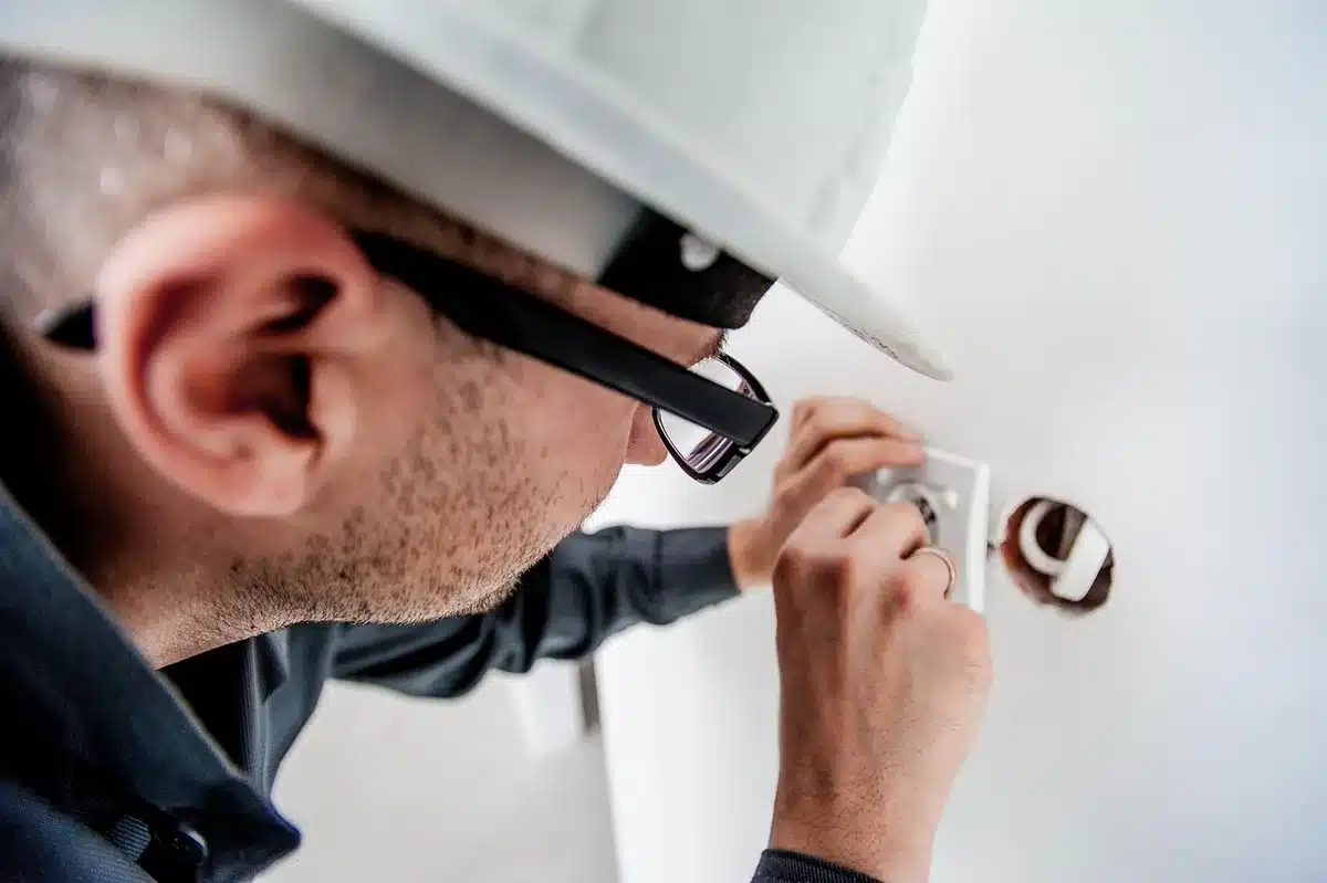 Professionnel effectuant une étude de faisabilité du terrain avant installation d'une pompe à chaleur géothermique