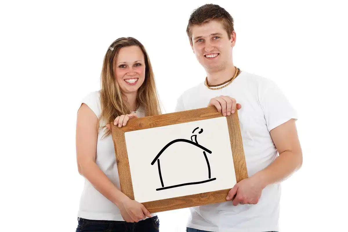 Main signant un document de prêt familial pour un achat immobilier