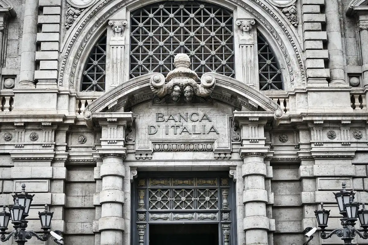 Relevés bancaires étalés sur un bureau avec des notes d'analyse