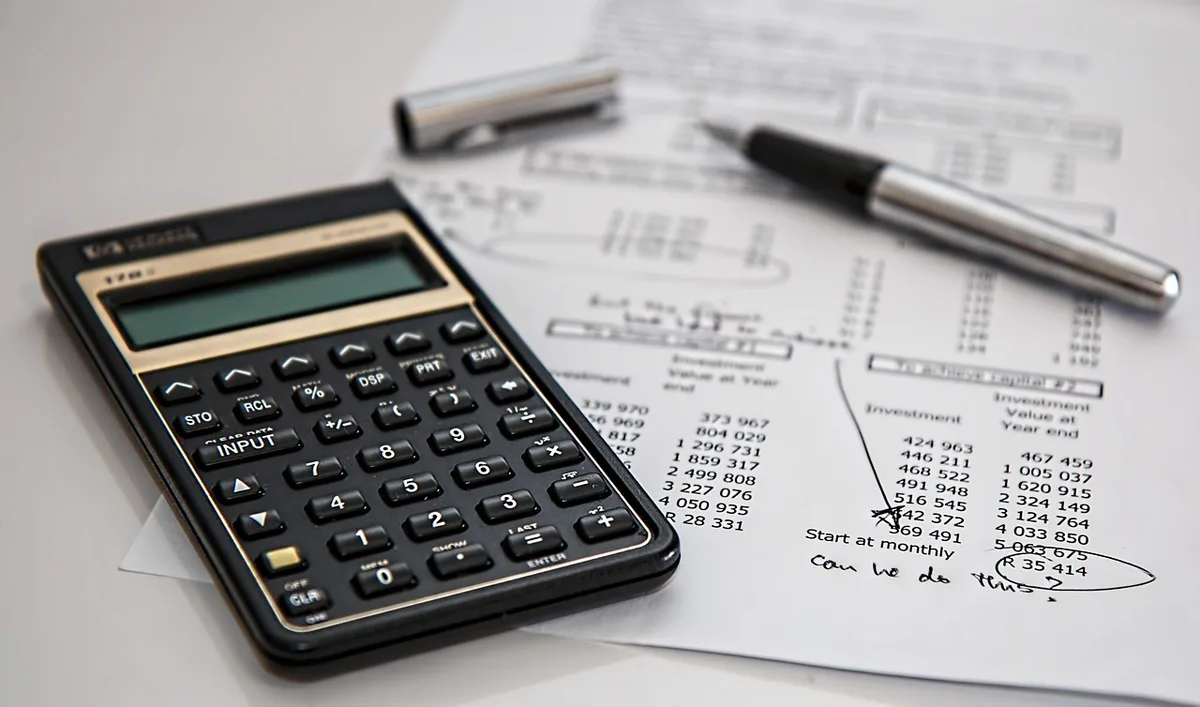 Documents fiscaux et calculs de revenus locatifs sur un espace de travail