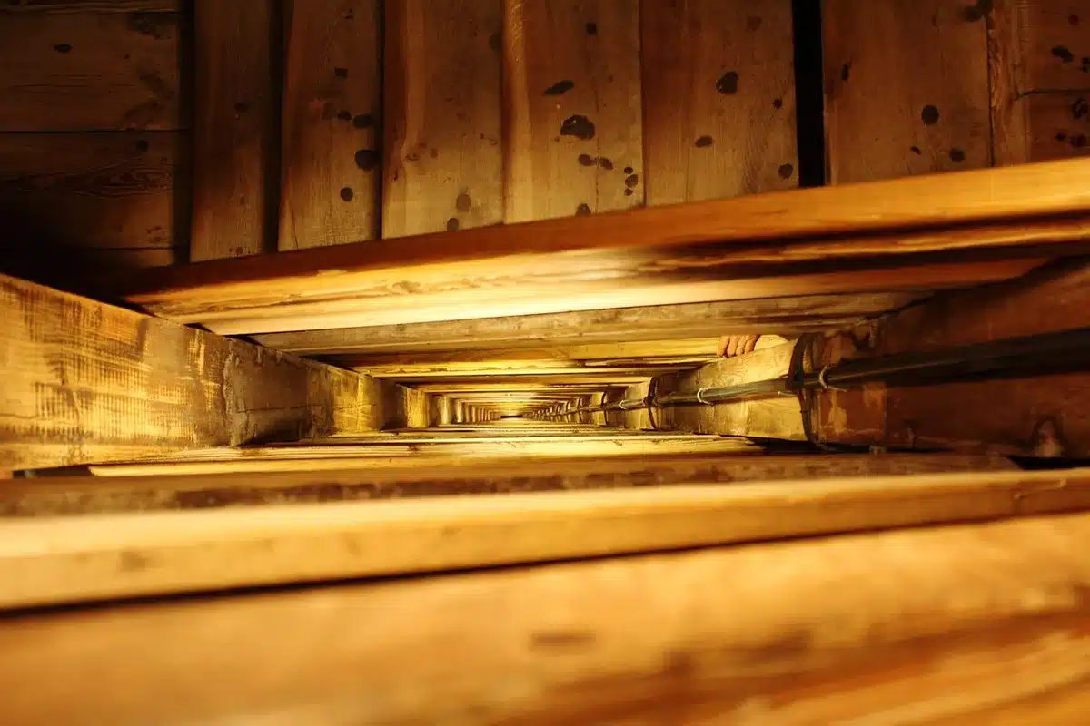Traçage d'une main courante à l'aide d'un niveau laser sur un mur d'escalier