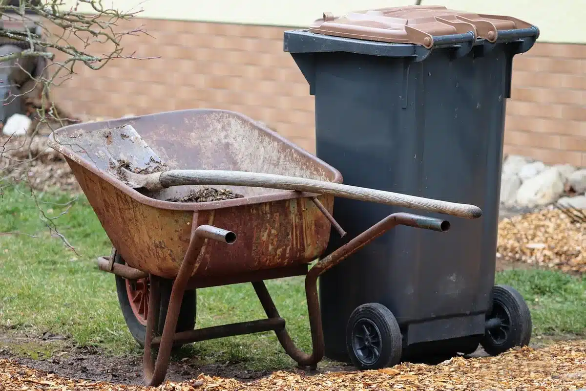 Deux batteries sur un établi à côté d'outils de jardinage XGT