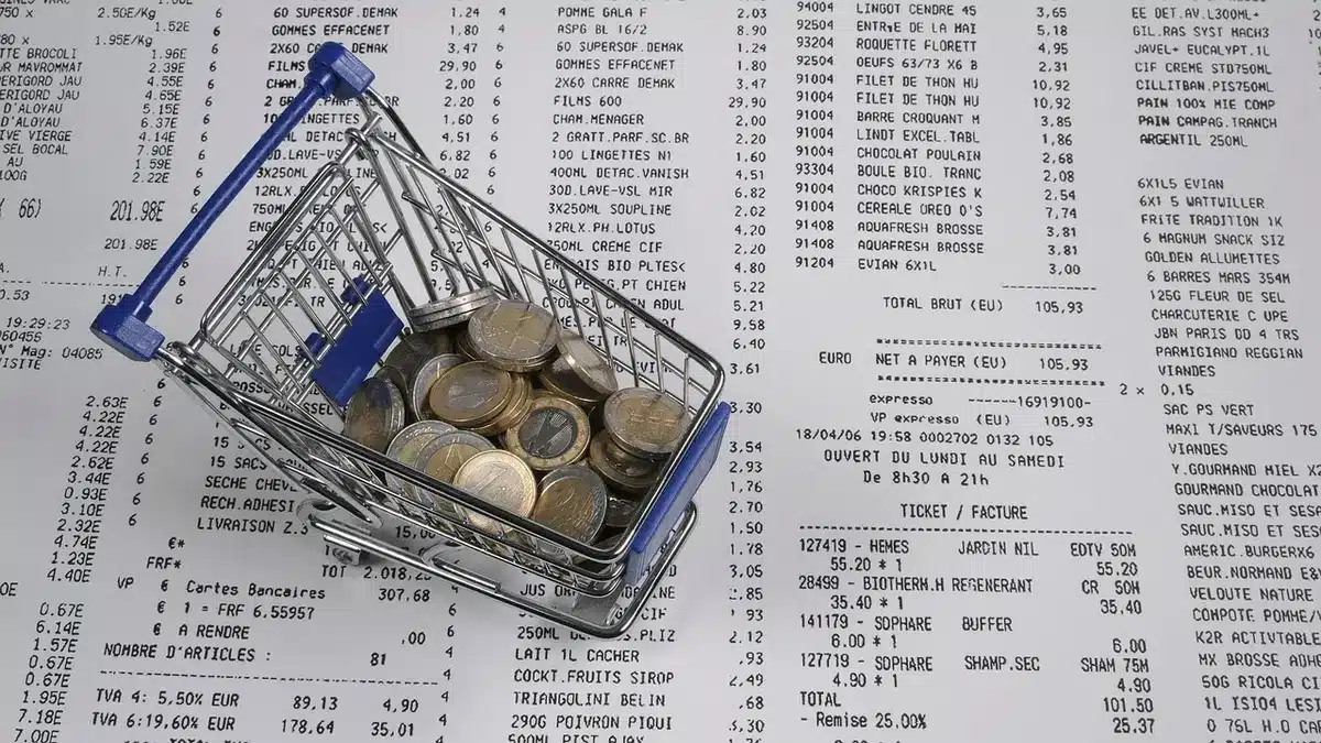 Facture papier et smartphone montrant un formulaire d'enregistrement