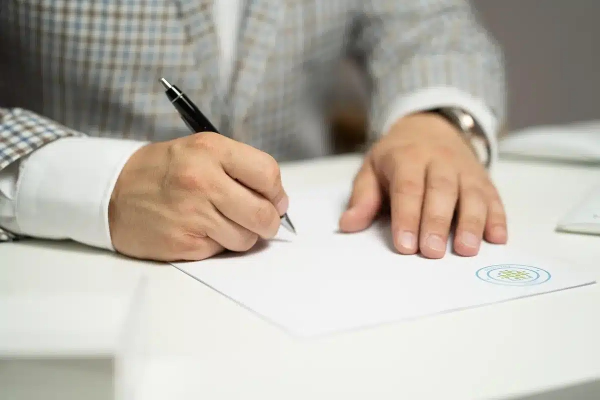 Documents d'audit énergétique et plans de rénovation sur un bureau résidentiel