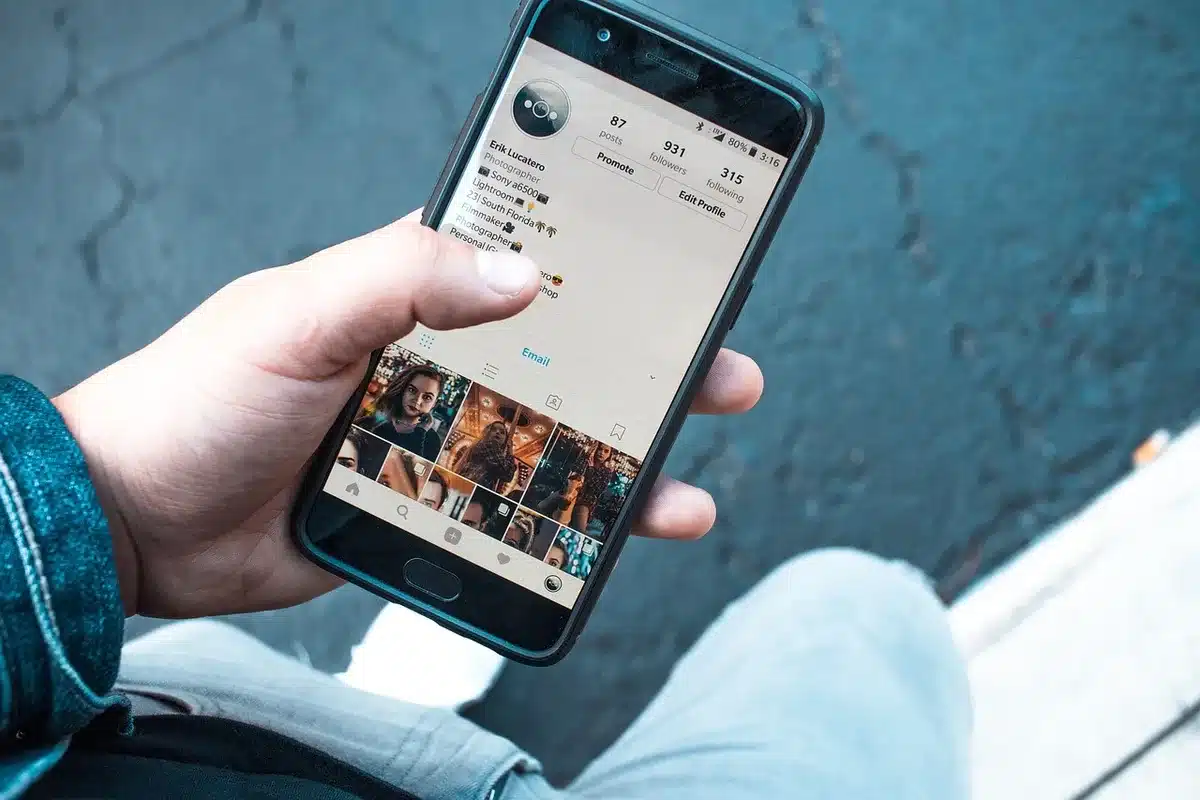 Main tenant une facture et la téléchargeant depuis un smartphone