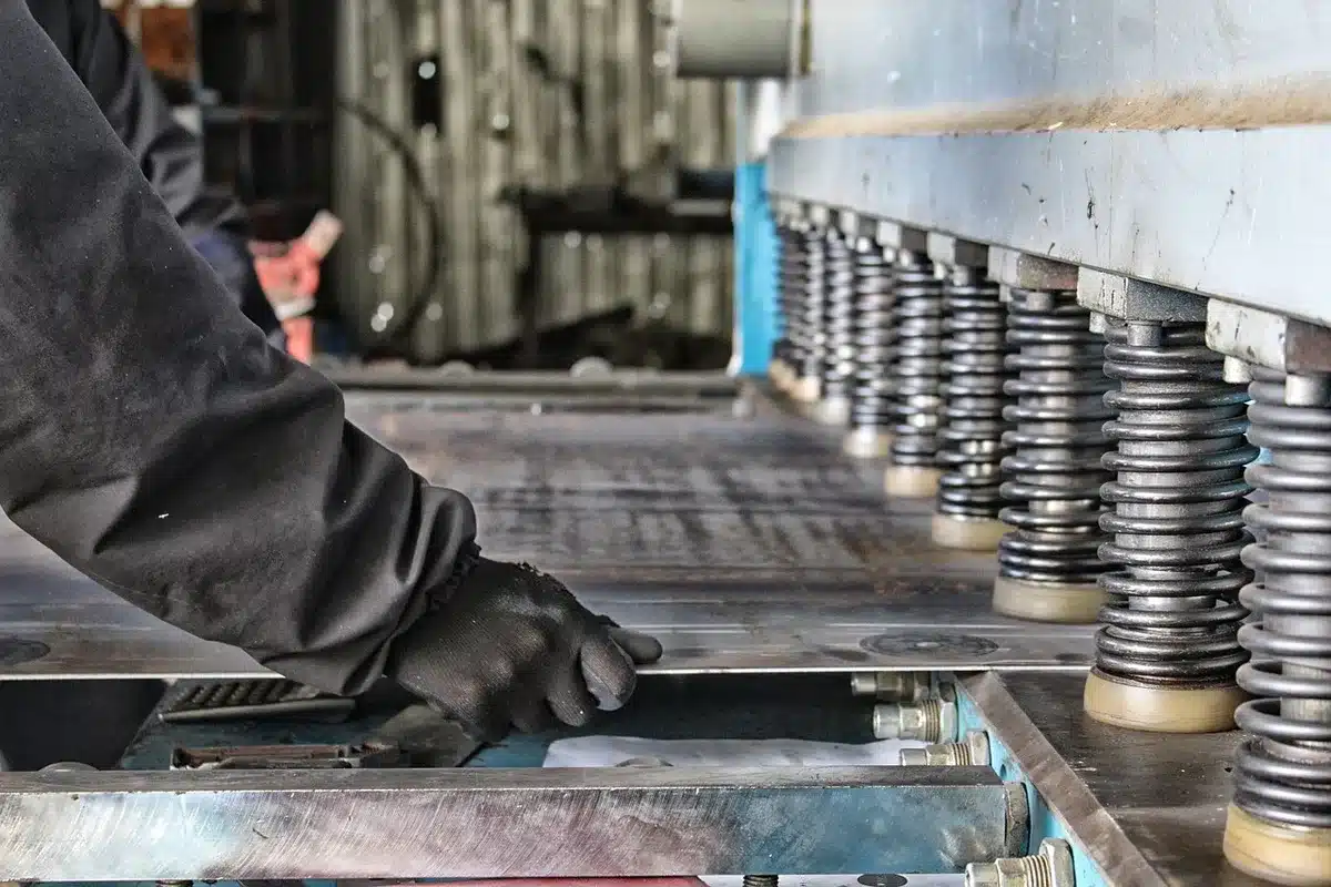 Mains d'un ouvrier vérifiant une liste de contrôle des outils
