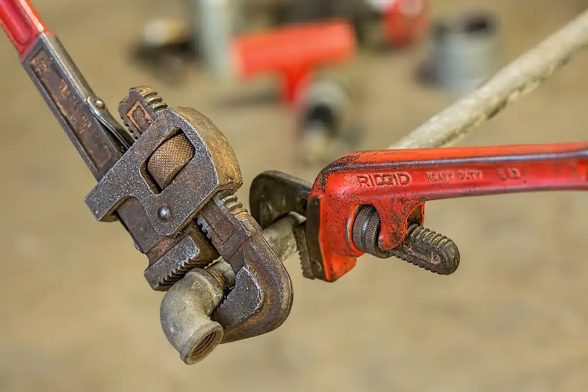 Caisse à outils ouverte avec outils organisés sur un établi de chantier