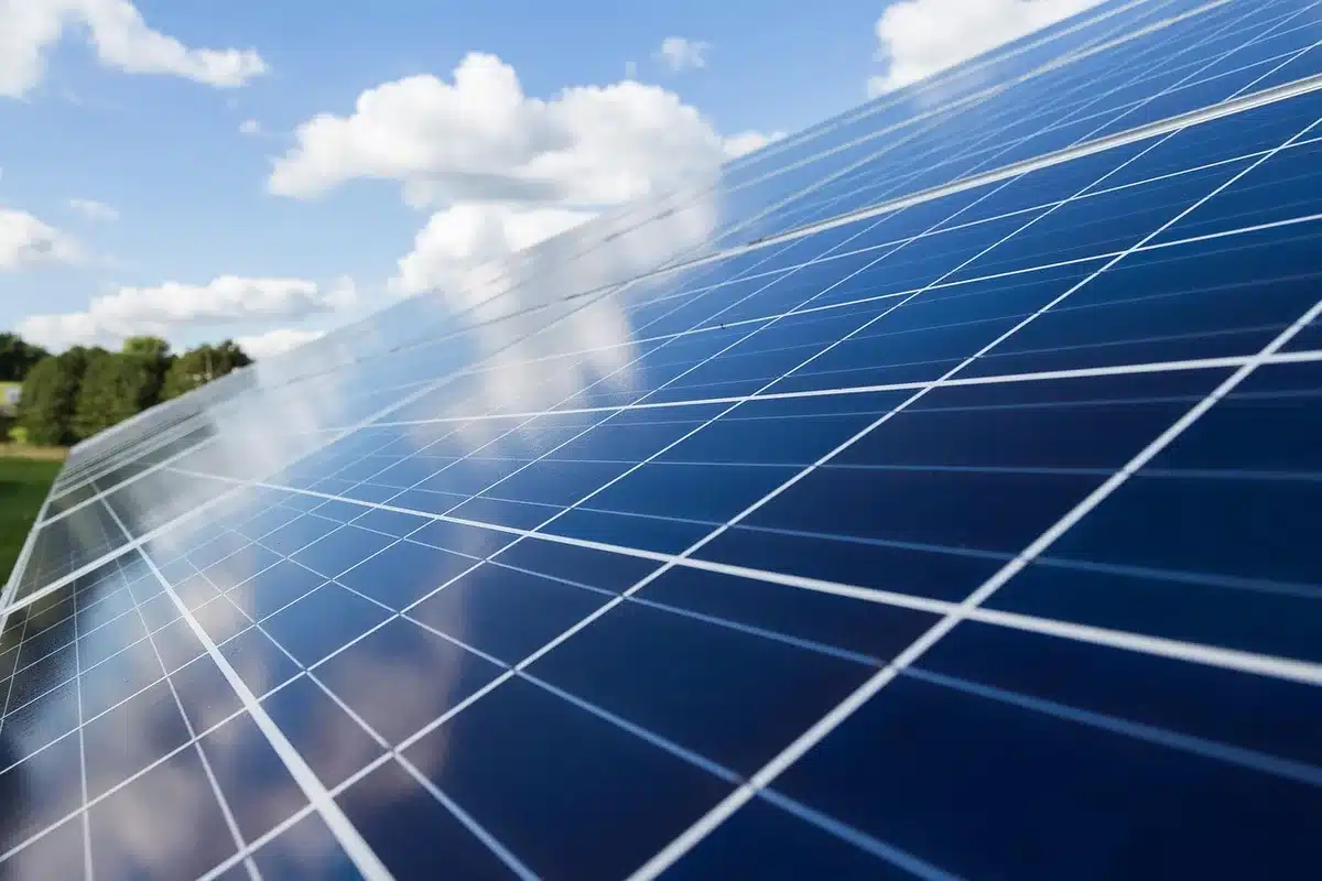 Calculatrice et devis à côté d'un plan d'installation solaire sur toiture