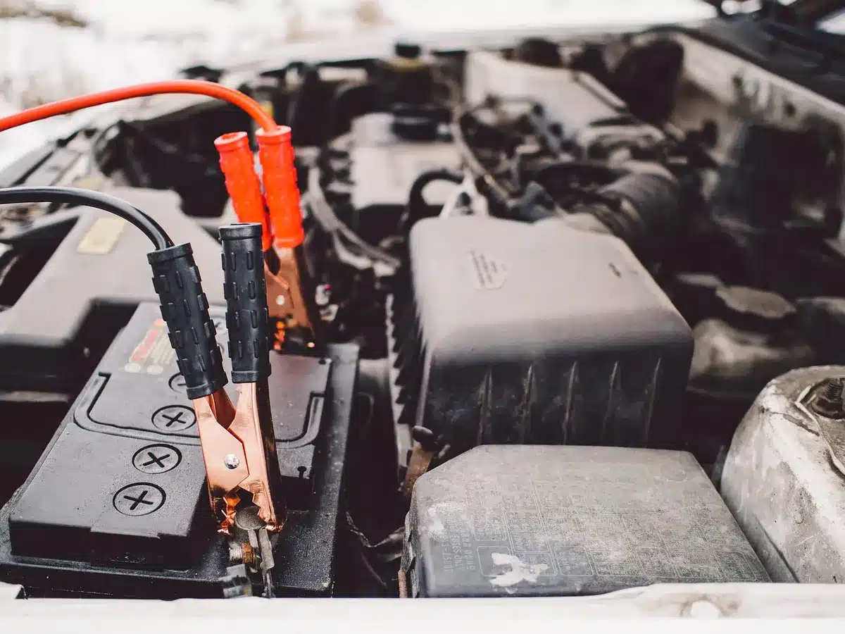 Mains vérifiant l'alignement d'une batterie 18V avant insertion
