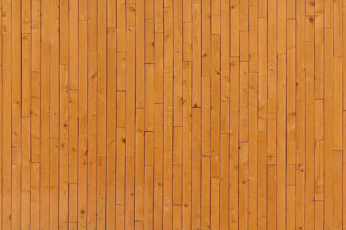 Mur en terre crue et bois dans une maison écologique
