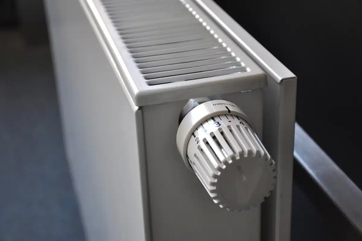 Personne tenant une feuille de calcul pour le dimensionnement d'une pompe à chaleur