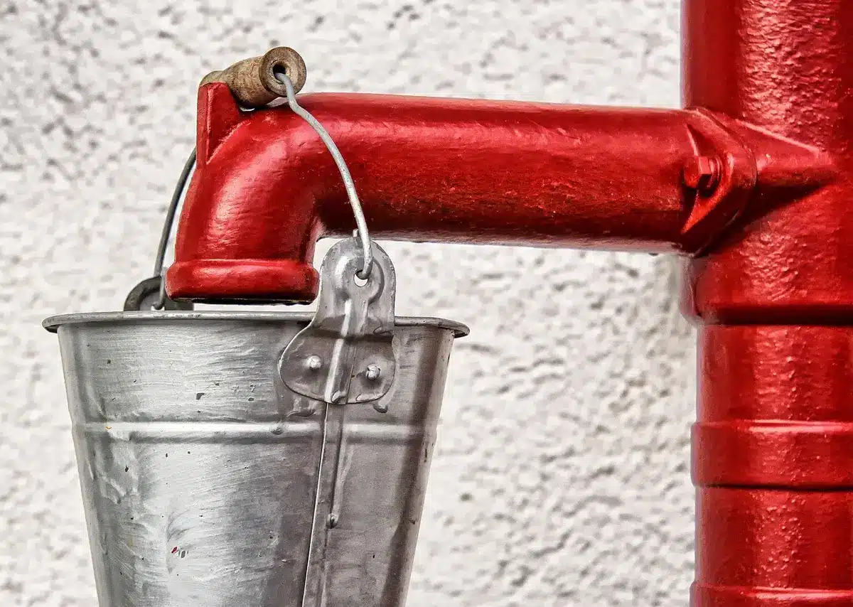 Unité intérieure d'une pompe à chaleur air-eau installée près d'un circuit hydraulique