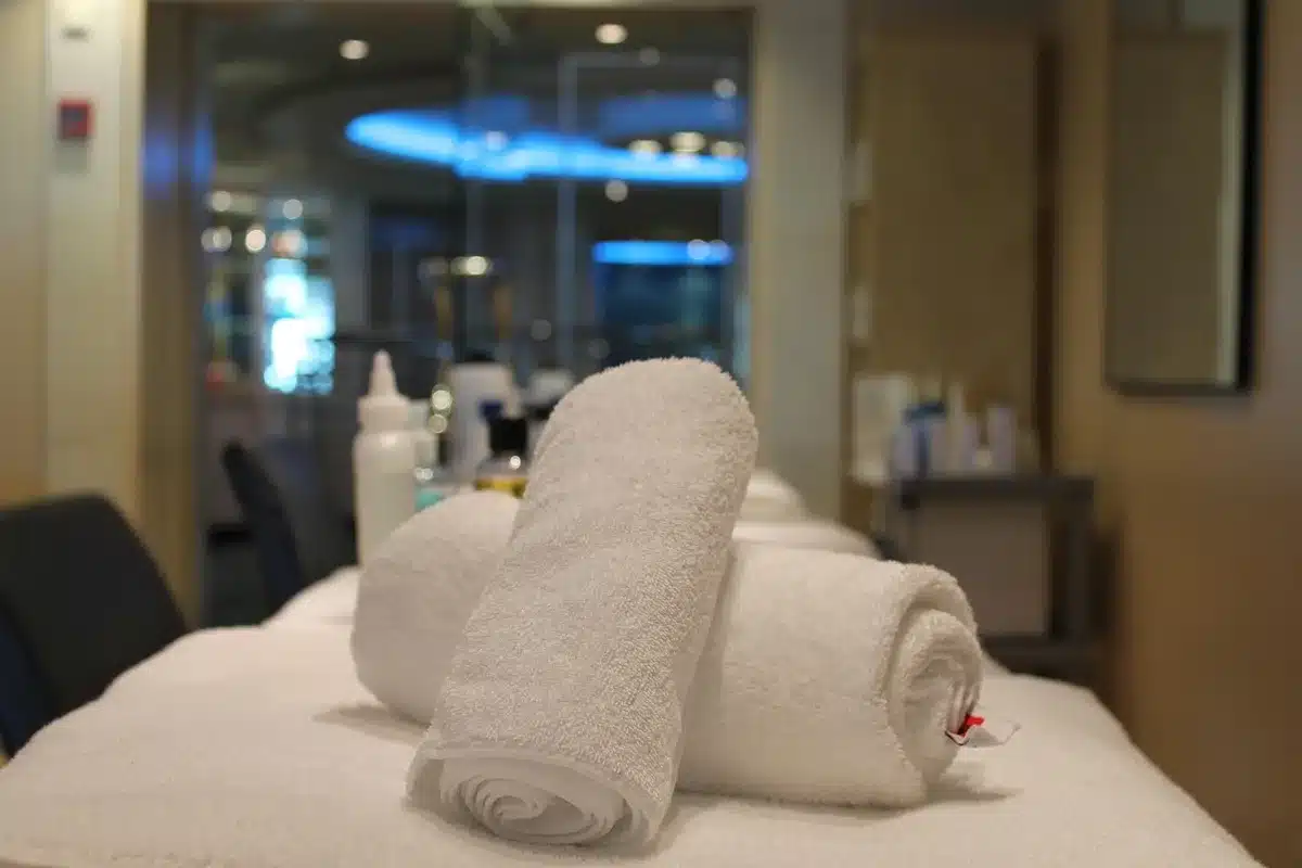 Praticien préparant un massage du cuir chevelu dans un espace détente