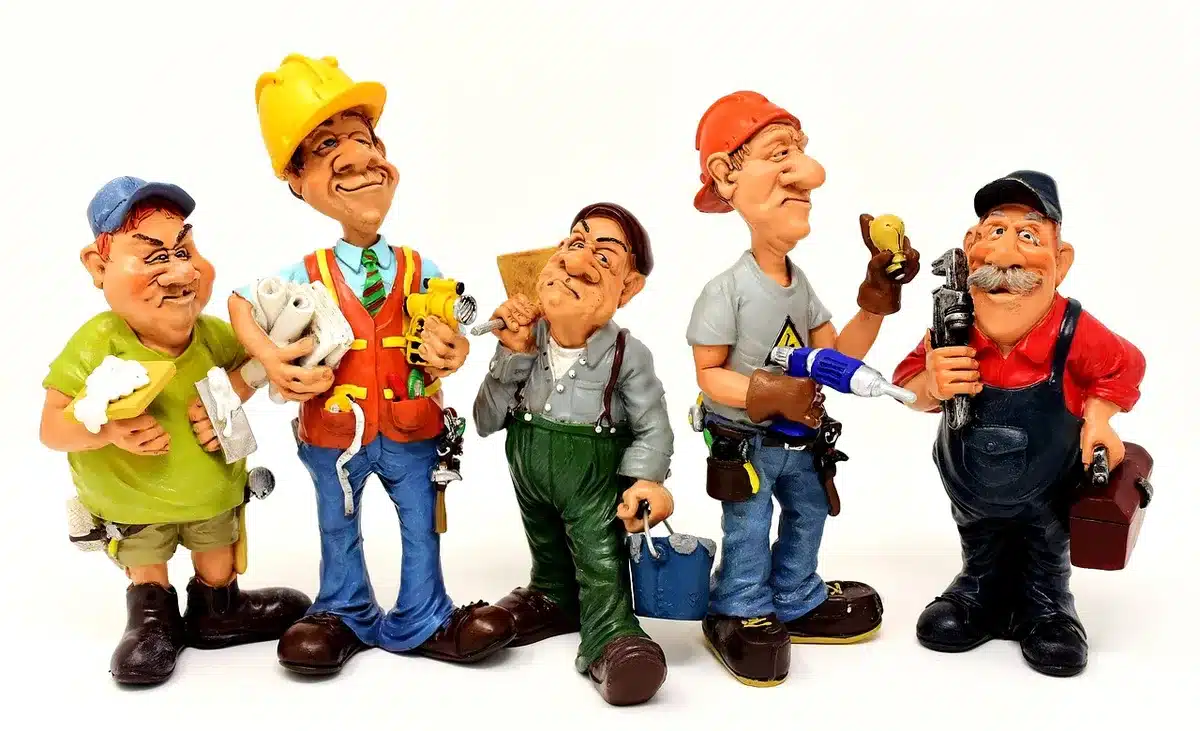 Outils de chantier bruyants : perceuse, scie circulaire et marteau-piqueur en action