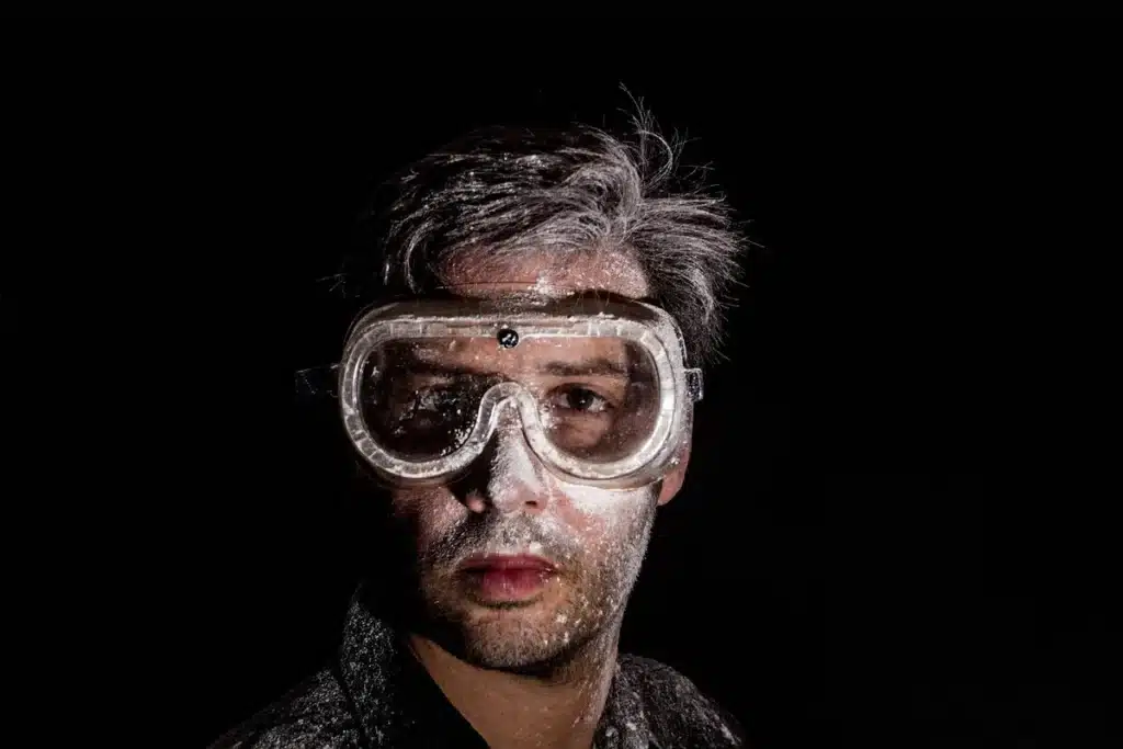 Ouvrier de chantier portant un casque de sécurité et ajustant des protections auditives