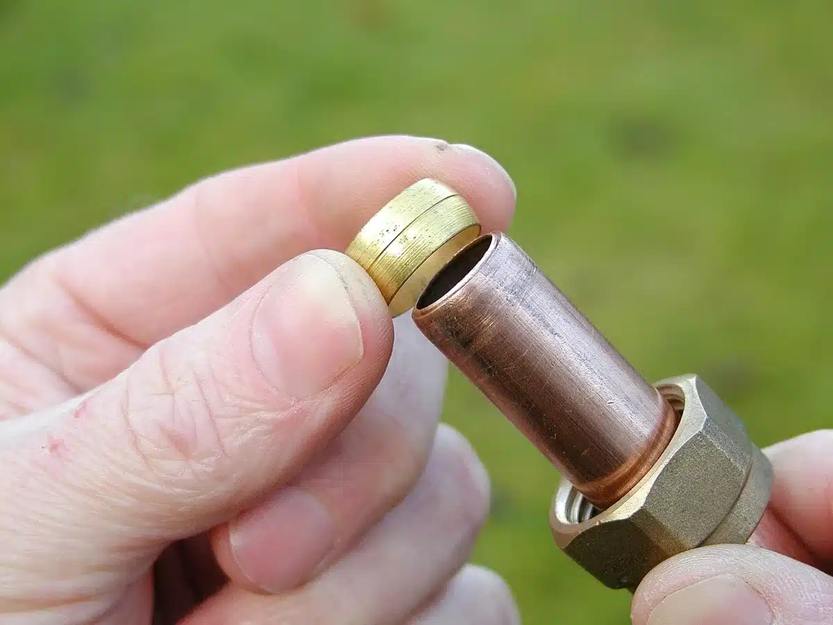 Assemblage pas à pas d'un raccord à compression avec écrou, bague et joint torique