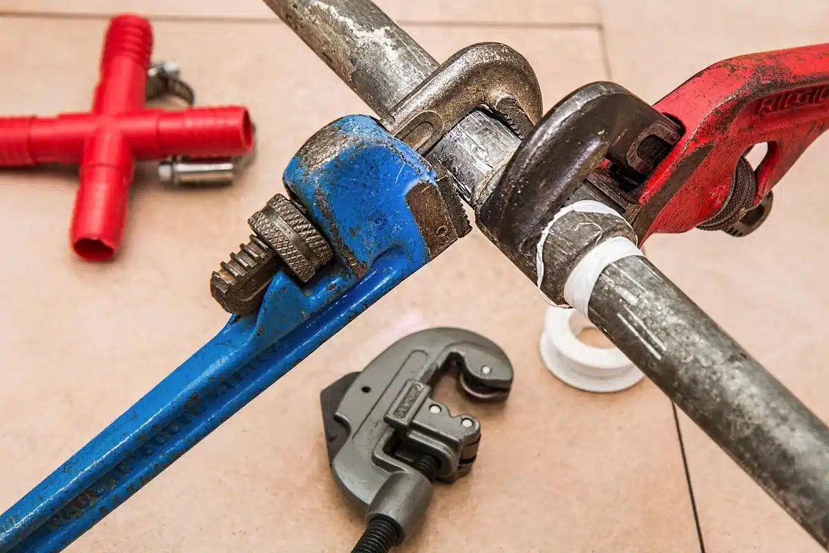 Outils essentiels pour la pose de raccords PE : guillotine, clé de serrage et ébavureur