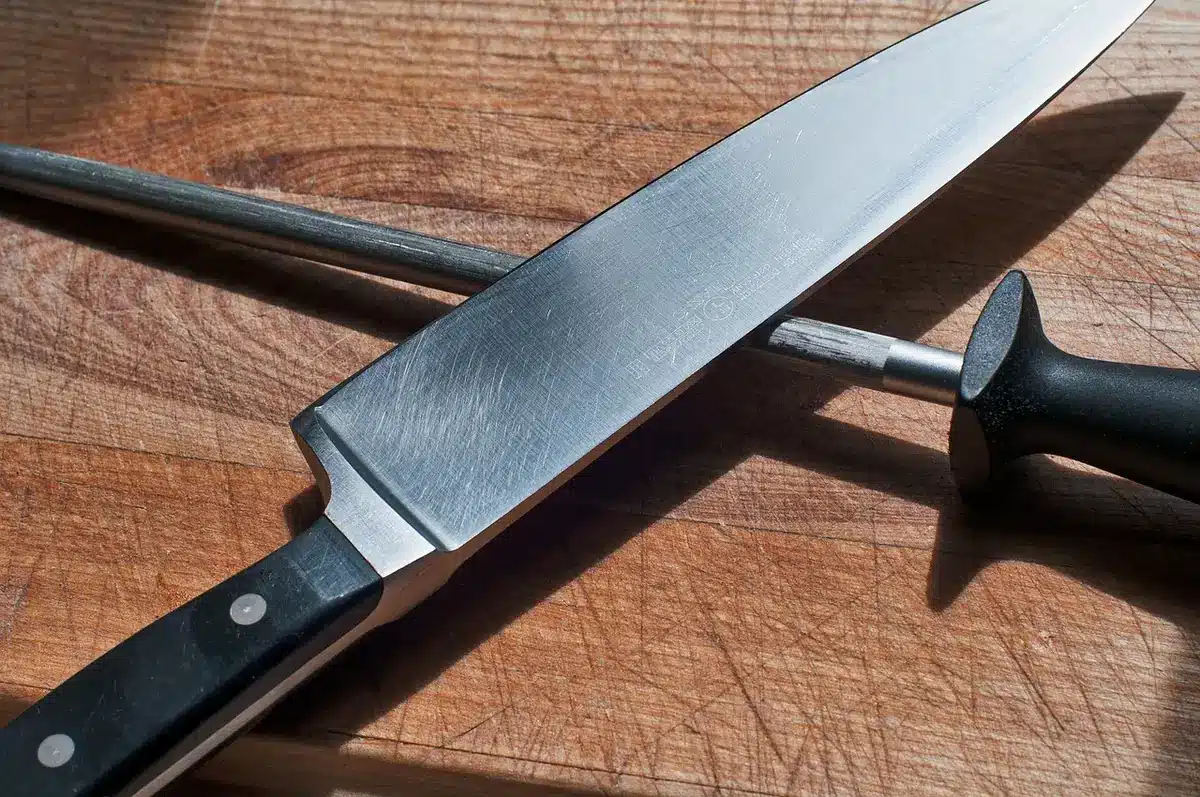 Gros plan sur une poignée ergonomique de scie sauteuse tenue par une main