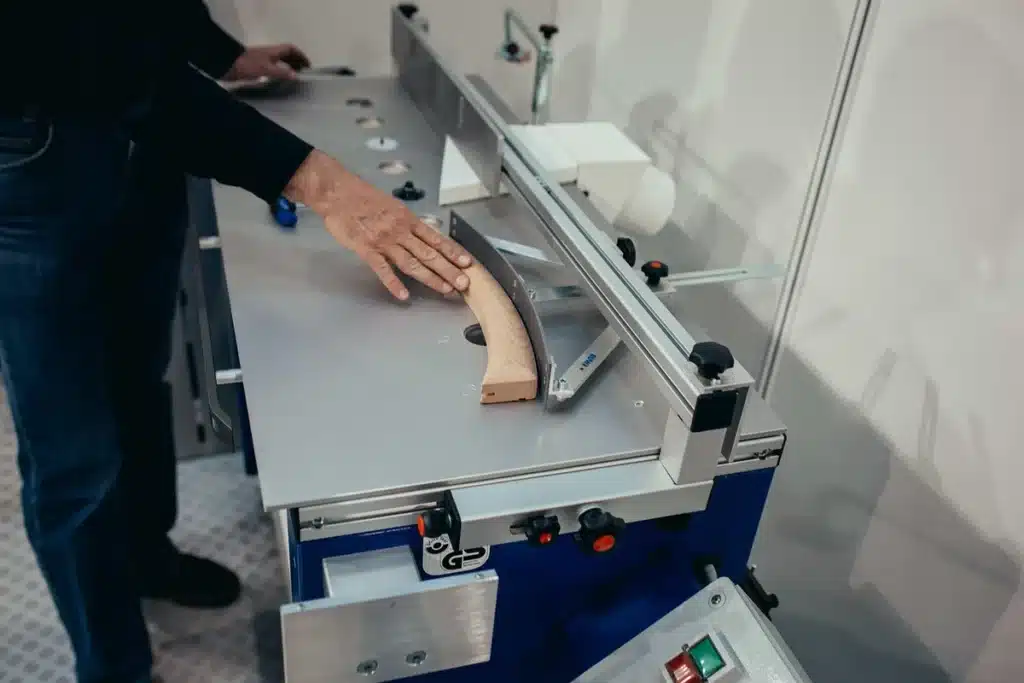 Scie sauteuse générique sur un établi dans un atelier, lames et outils autour