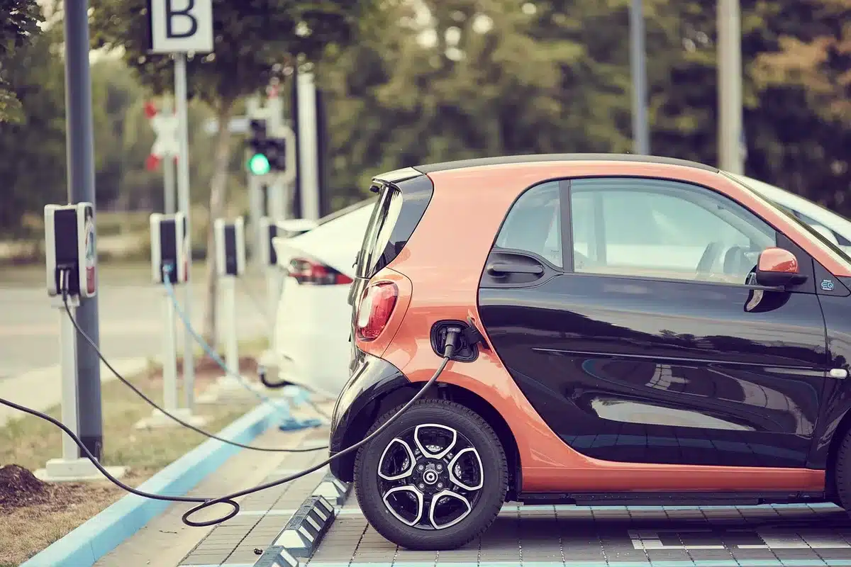 Parkings de copropriété avec plusieurs points de recharge visibles en journée