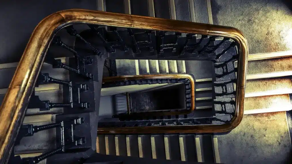 Mesure de l'ouverture d'une trémie d'escalier avec solives visibles