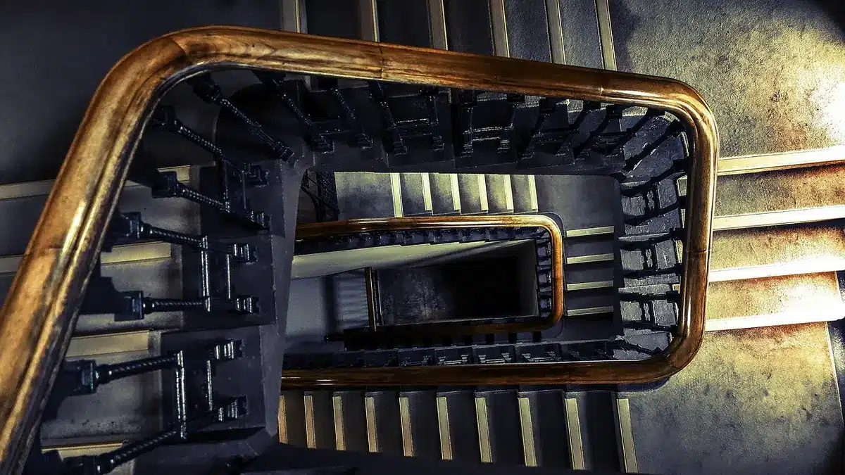 Mesure de l'ouverture d'une trémie d'escalier avec solives visibles