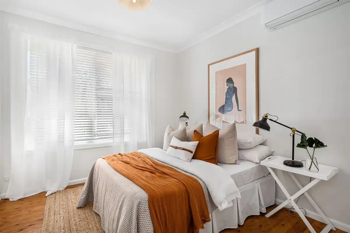 Sommier coffre relevé montrant le rangement sous le lit pour couettes et draps