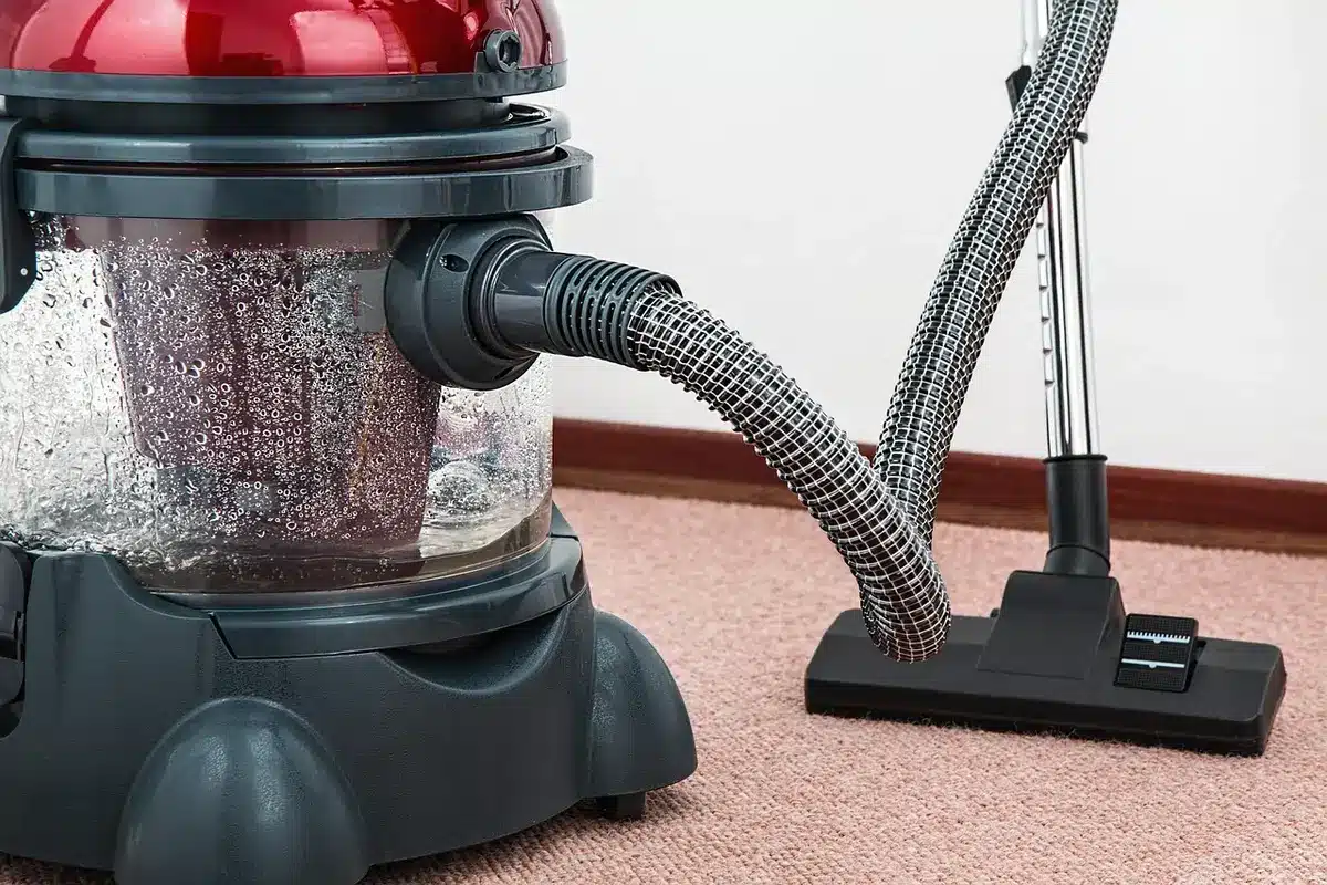 Filtre HEPA posé sur un établi, illustrant les classes de filtration