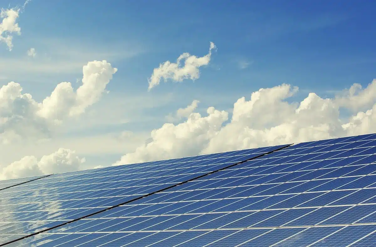 Prise programmable reliée à un lave-linge pour profiter de l'électricité solaire