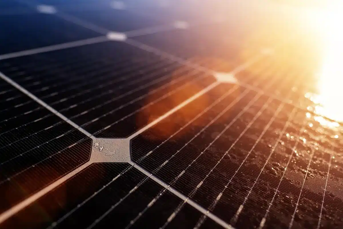 Toiture de maison avec panneaux solaires bien exposés au soleil