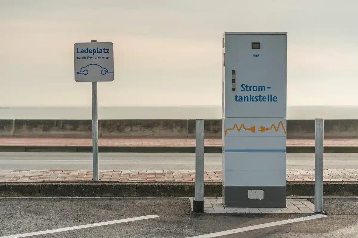 Voiture électrique en charge rapide sur une borne publique