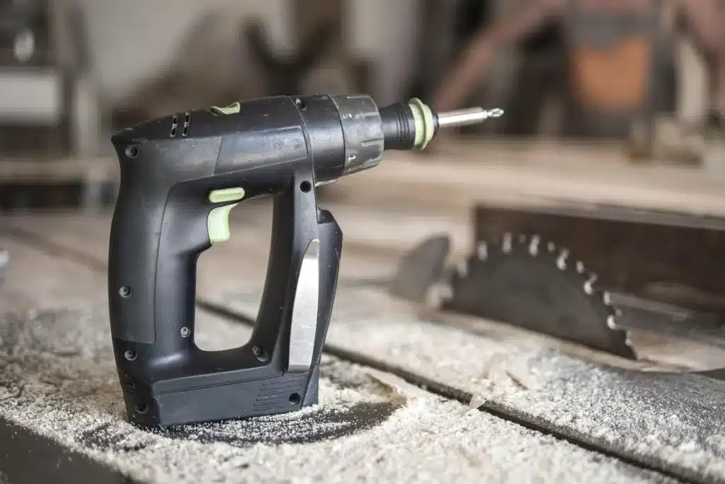 Atelier lumineux avec établi, outils et boîte d'accessoires vus de près