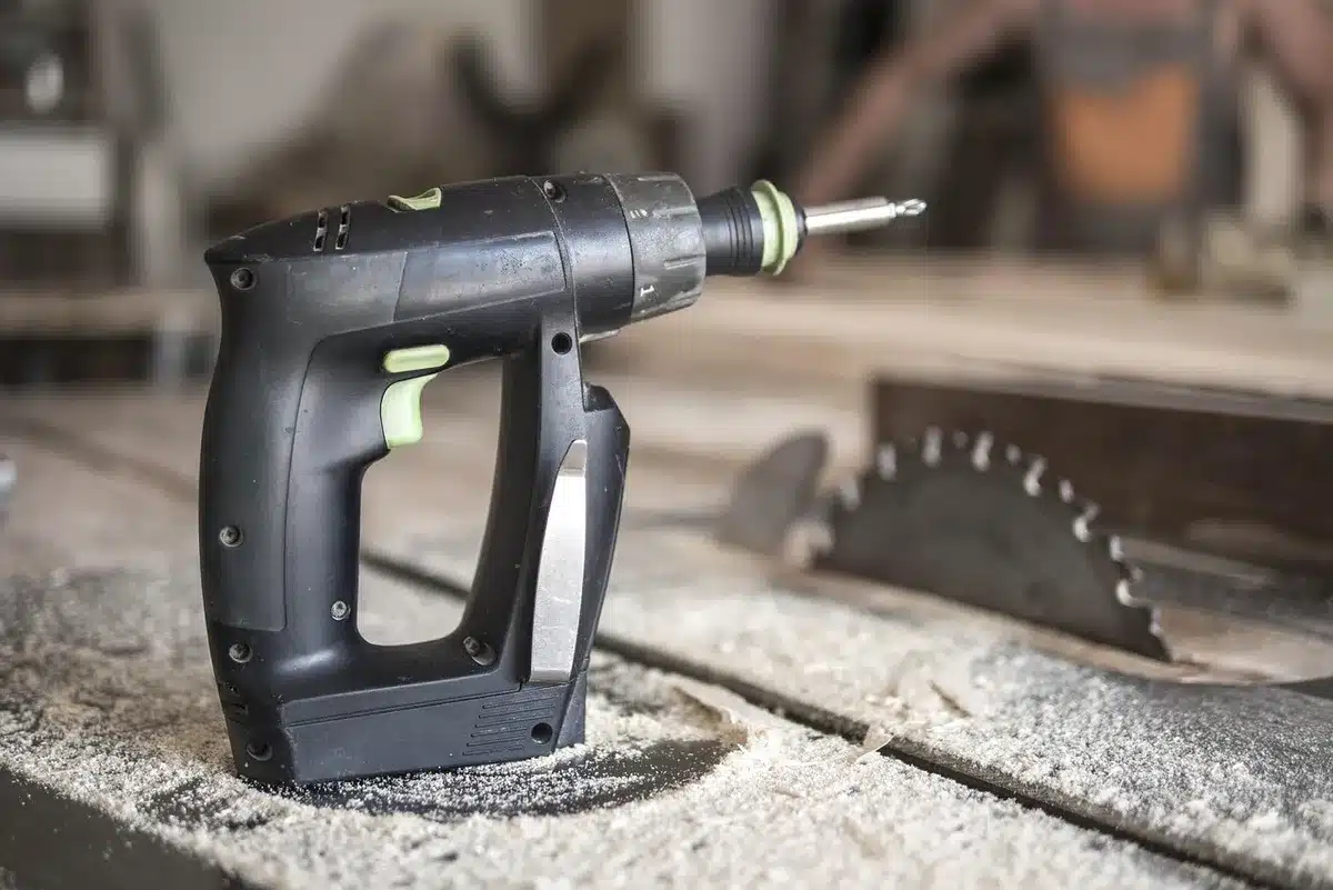 Atelier lumineux avec établi, outils et boîte d'accessoires vus de près